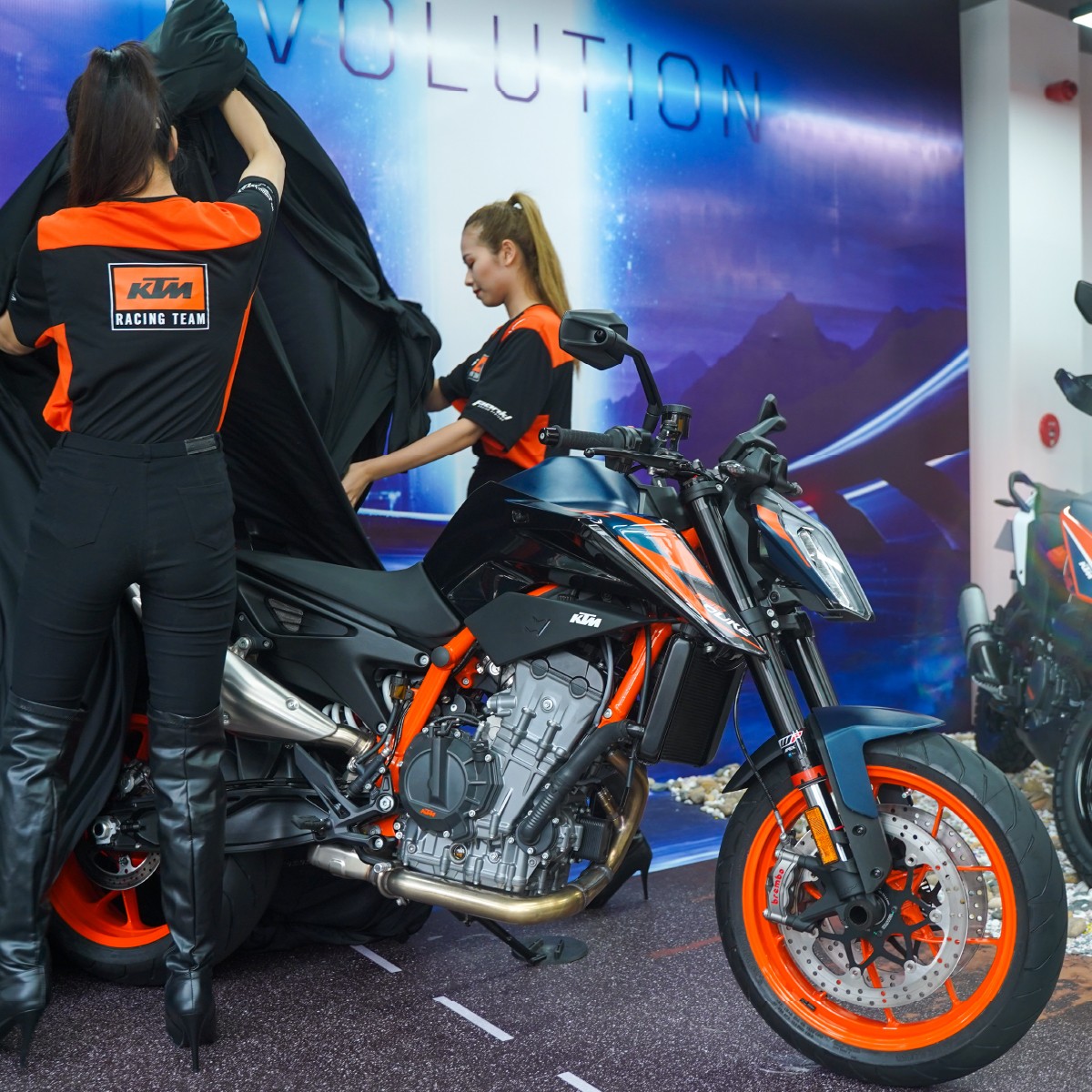 KTM giới thiệu bộ đôi 890 Duke R 2022 và KTM 390 Adventure 2022 tại Việt Nam KTM giới thiệu bộ đôi 890 Duke R 2022 và KTM 390 Adventure 2022 tại Việt Nam