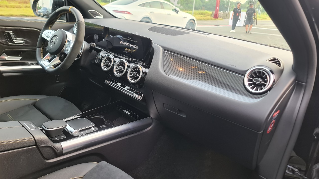 Cận cảnh Mercedes-AMG GLA 45 S thế hệ mới tại Việt Nam Cận cảnh Mercedes-AMG GLA 45 S thế hệ mới tại Việt Nam