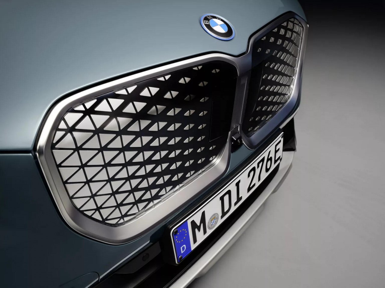 iX1 eDrive20 - mẫu xe điện 'em út' trong gia đình BMW