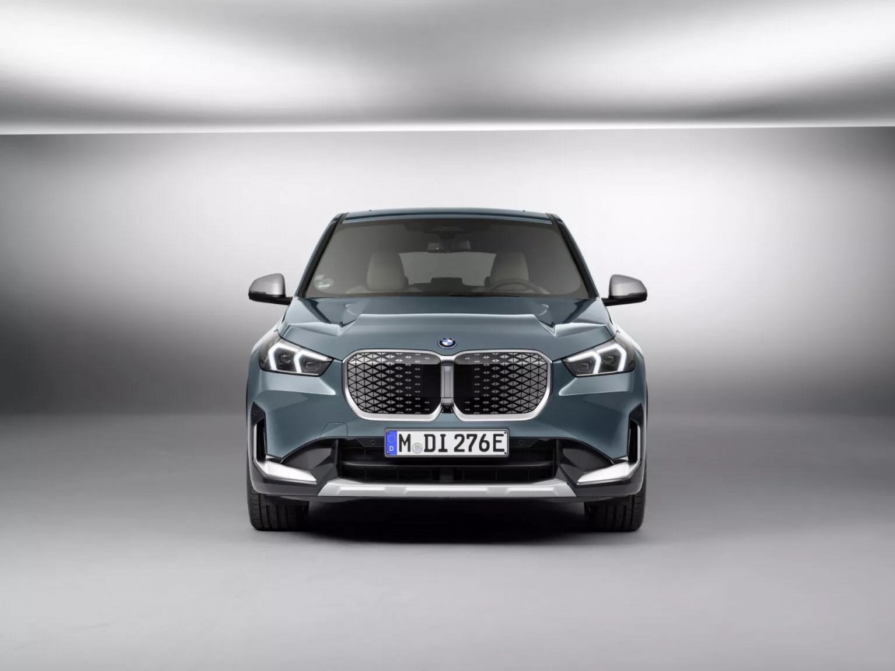 iX1 eDrive20 - mẫu xe điện 'em út' trong gia đình BMW