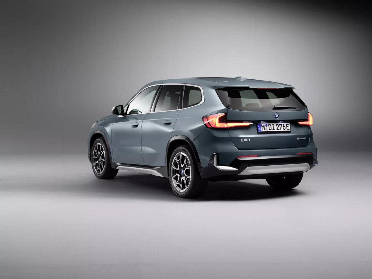 iX1 eDrive20 - mẫu xe điện 'em út' trong gia đình BMW