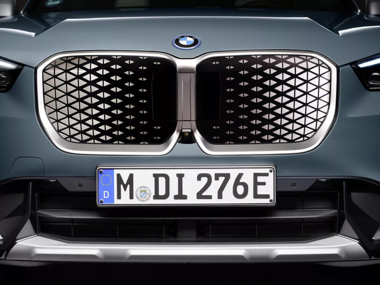 iX1 eDrive20 - mẫu xe điện 'em út' trong gia đình BMW