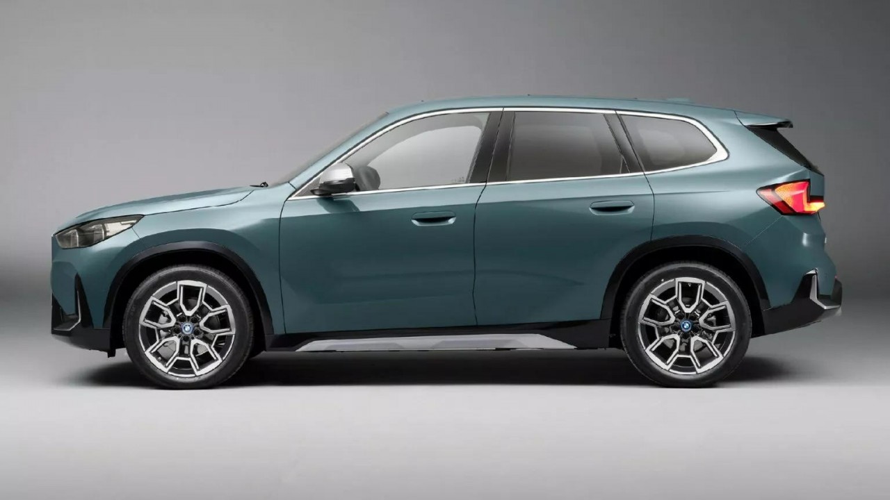iX1 eDrive20 - mẫu xe điện 'em út' trong gia đình BMW