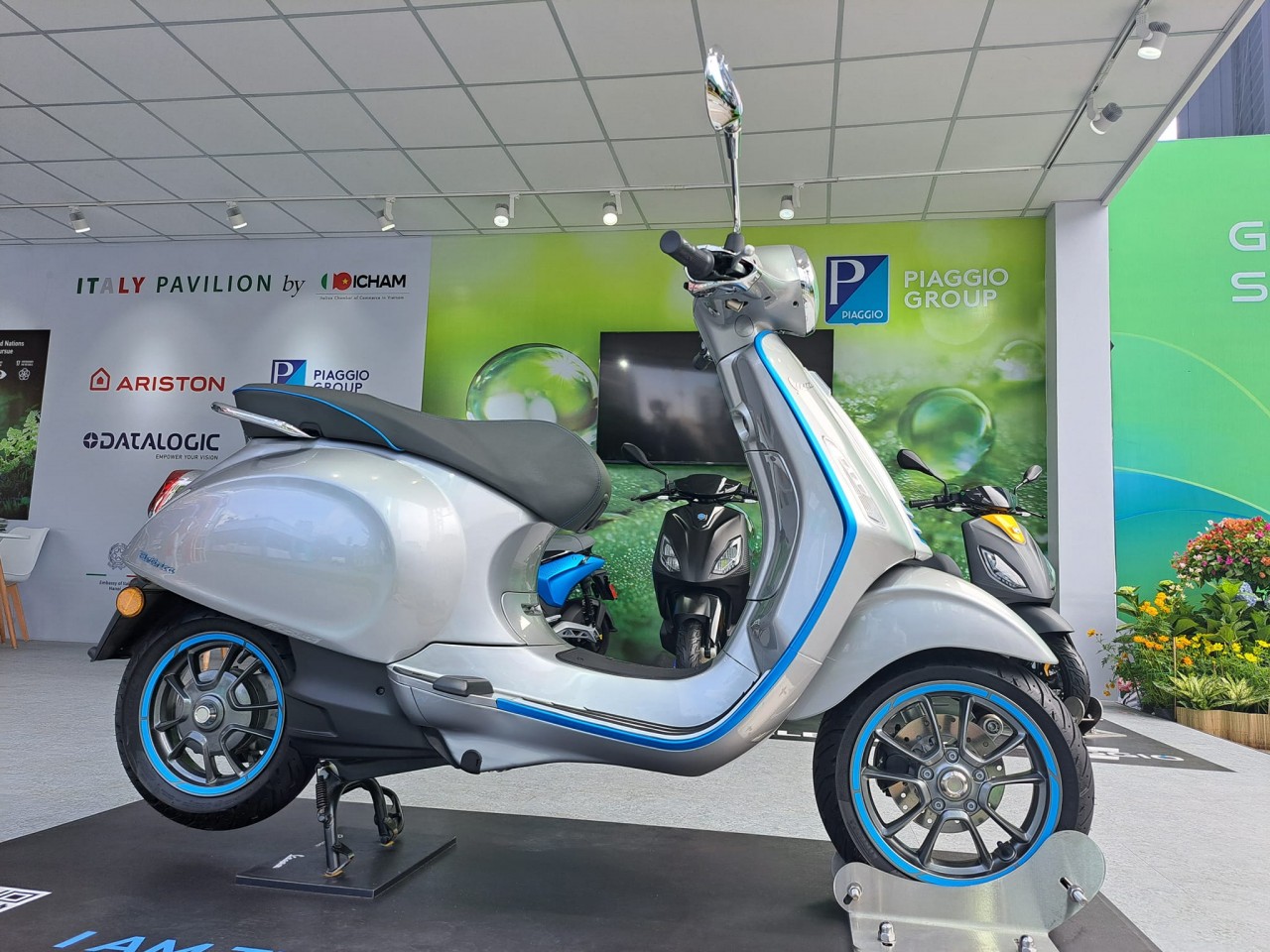 Xe điện Vespa Elettrica 2023 có giá 280 triệu đồng tại Việt Nam Xe điện Vespa Elettrica 2023 có giá 280 triệu đồng tại Việt Nam