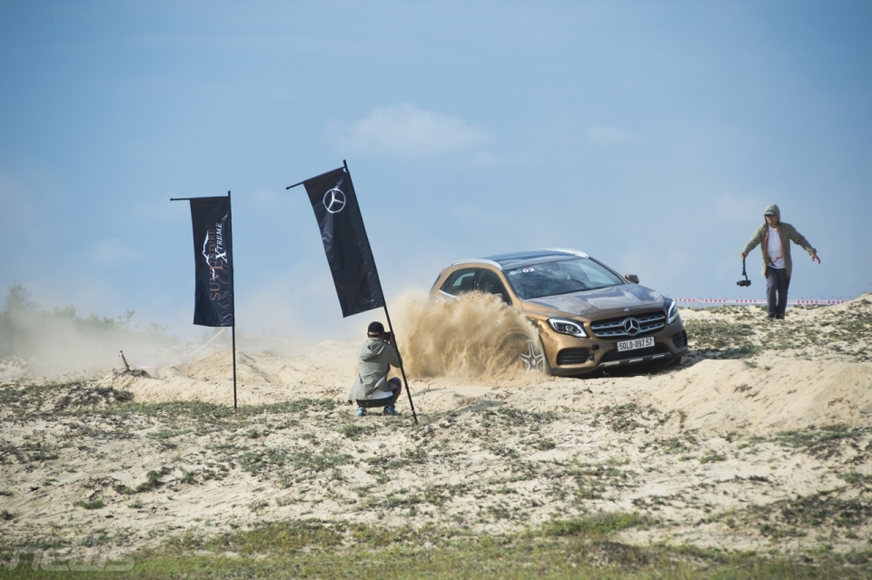 suventure extreme bang rung vuot suoi pha xe mercedes benz