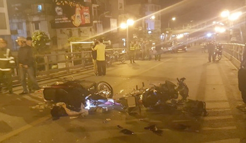 Hai xe máy đấu đầu trên cầu vượt ở Hà Nội, một người chết hai xe may dau dau tren cau vuot o ha noi mot nguoi chet