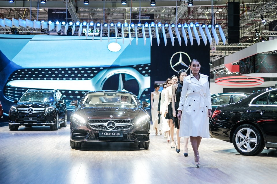 Mercedes-Benz mang dàn xe hùng hậu đến triển lãm VMS 2018 mercedes benz mang dan xe hung hau den trien lam