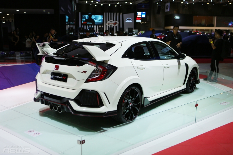 Honda Civic Type R - xe dẫn động cầu trước mạnh nhất trong lịch sử honda civic type r chiec xe dan dong cau truoc manh nhat trong lich su