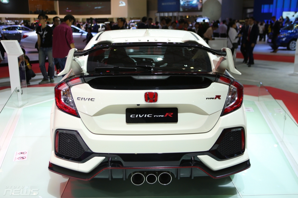 Honda Civic Type R - xe dẫn động cầu trước mạnh nhất trong lịch sử honda civic type r chiec xe dan dong cau truoc manh nhat trong lich su