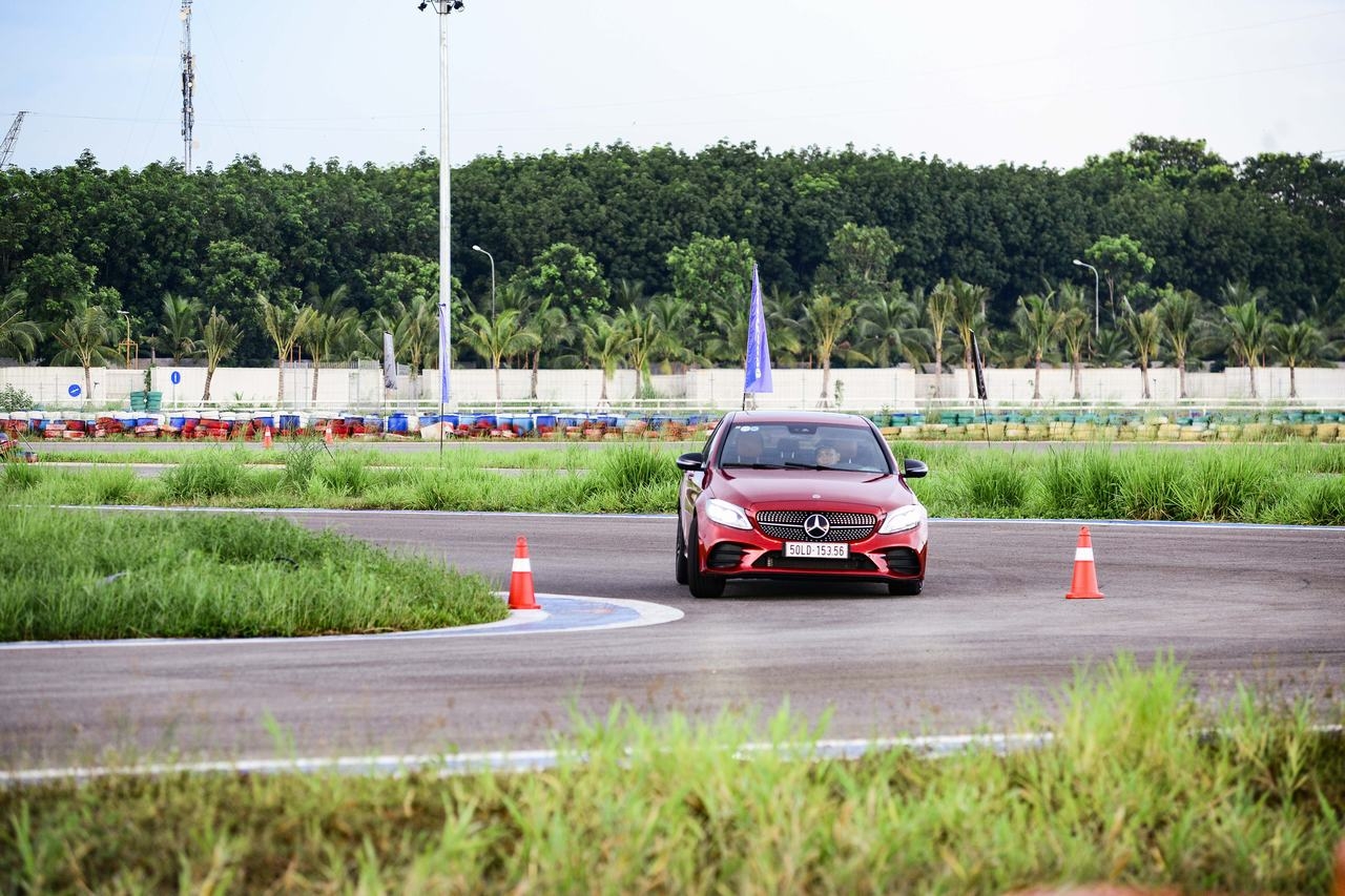 Hào hứng với "Học viện Lái xe an toàn" lần thứ 17 của Mercedes-Benz Việt Nam hao hung voi hoc vien lai xe an toan lan thu 17 cua mercedes benz viet nam