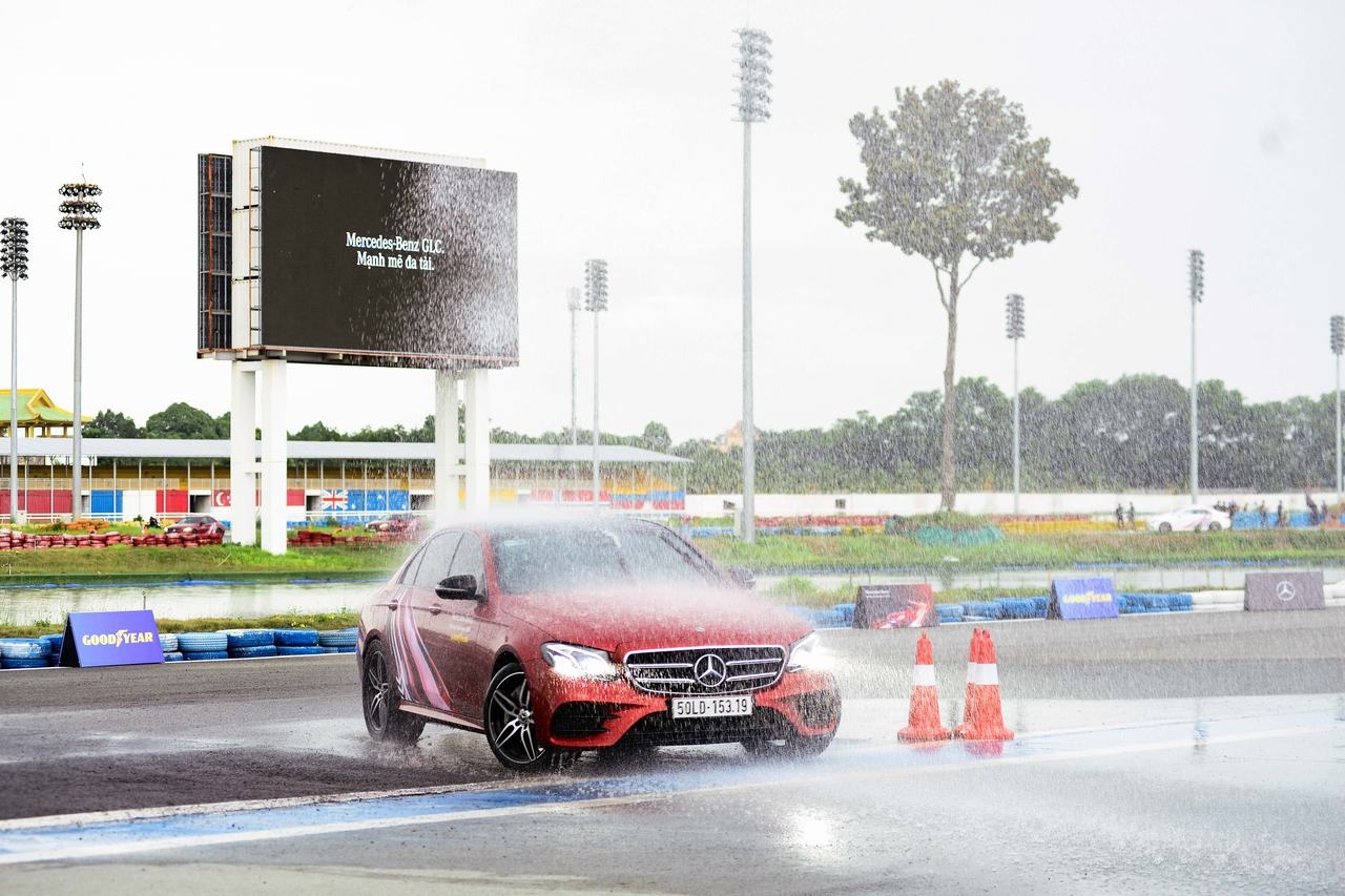 Hào hứng với "Học viện Lái xe an toàn" lần thứ 17 của Mercedes-Benz Việt Nam hao hung voi hoc vien lai xe an toan lan thu 17 cua mercedes benz viet nam