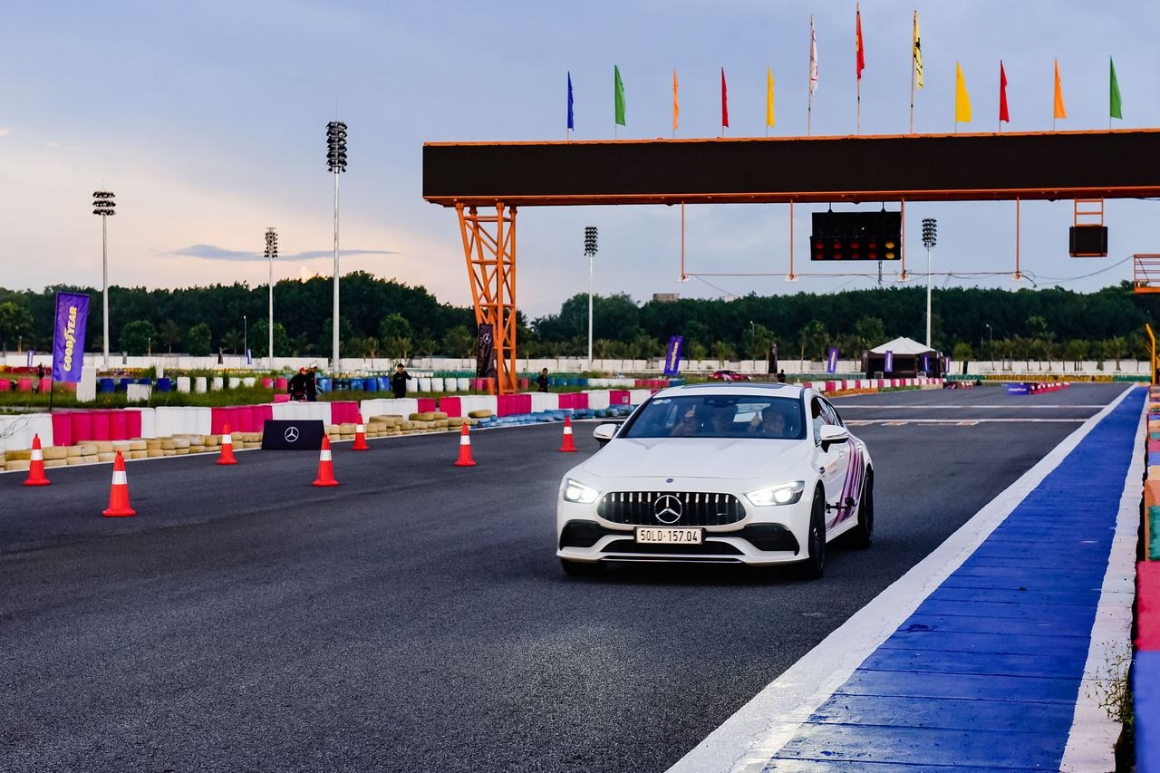 Hào hứng với "Học viện Lái xe an toàn" lần thứ 17 của Mercedes-Benz Việt Nam hao hung voi hoc vien lai xe an toan lan thu 17 cua mercedes benz viet nam