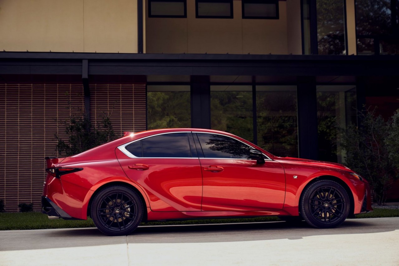 lexus is 2021 ban ra vao thang sau voi gia 39000 usd
