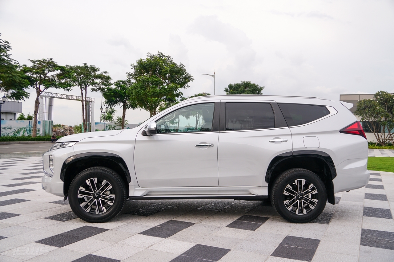 mitsubishi pajero sport 2020 chinh thuc co mat khong co so san va dong co xang
