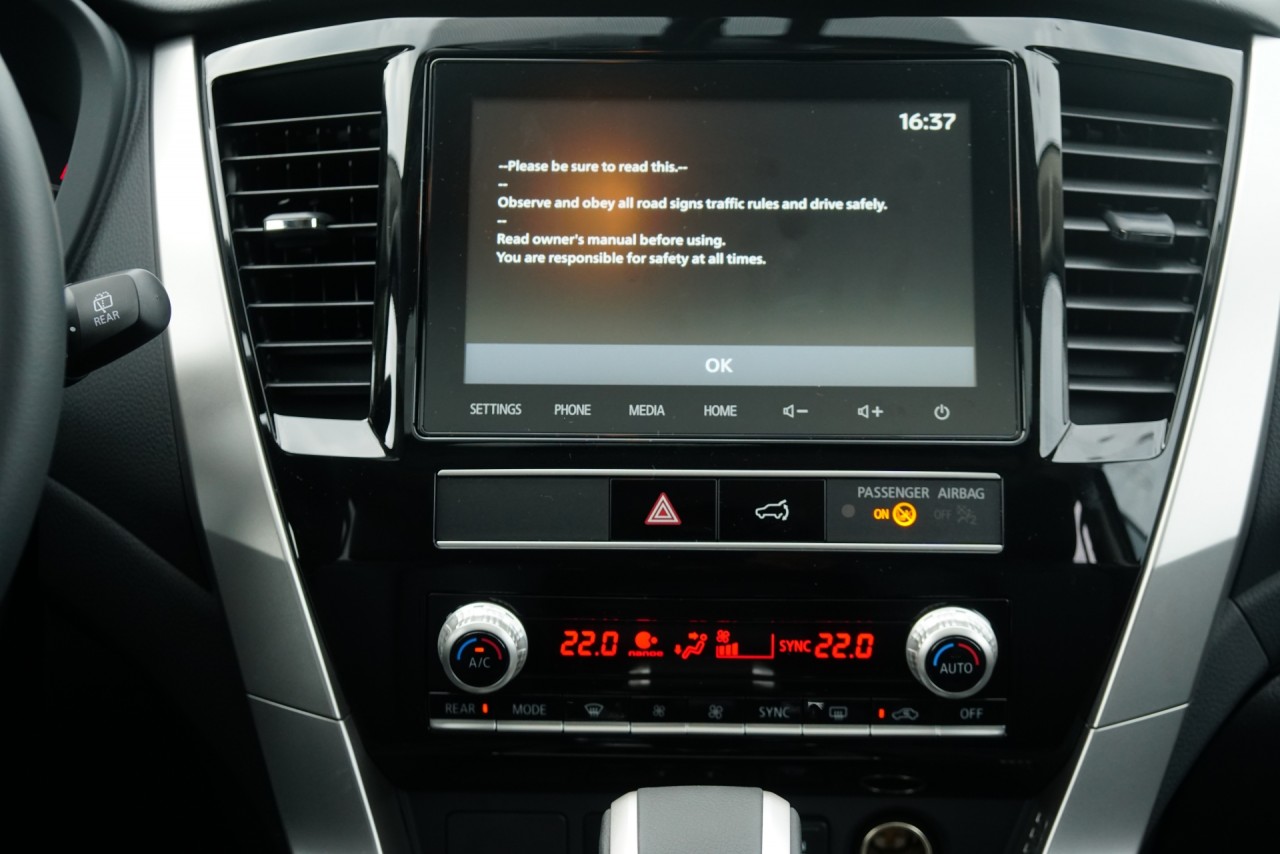 mitsubishi pajero sport 2020 chinh thuc co mat khong co so san va dong co xang