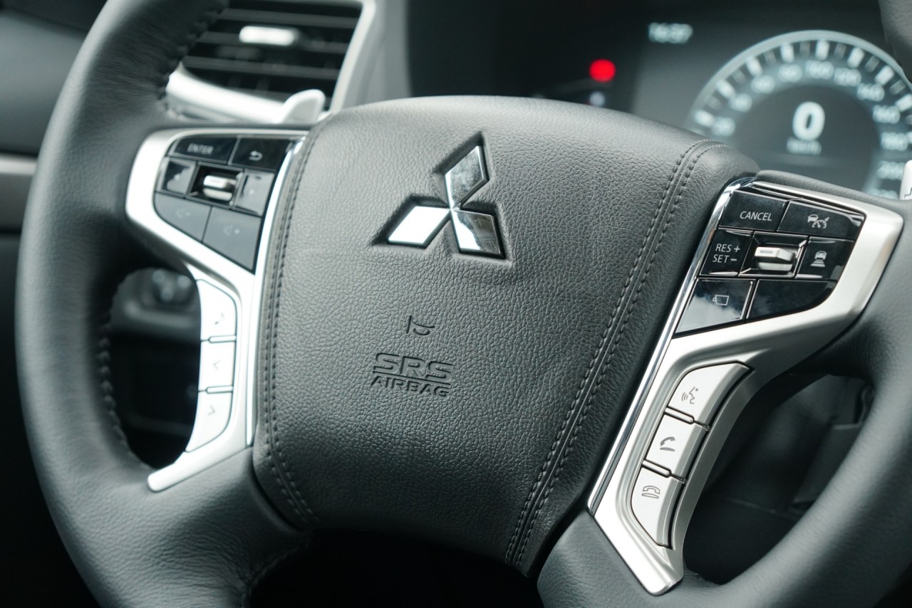 mitsubishi pajero sport 2020 chinh thuc co mat khong co so san va dong co xang