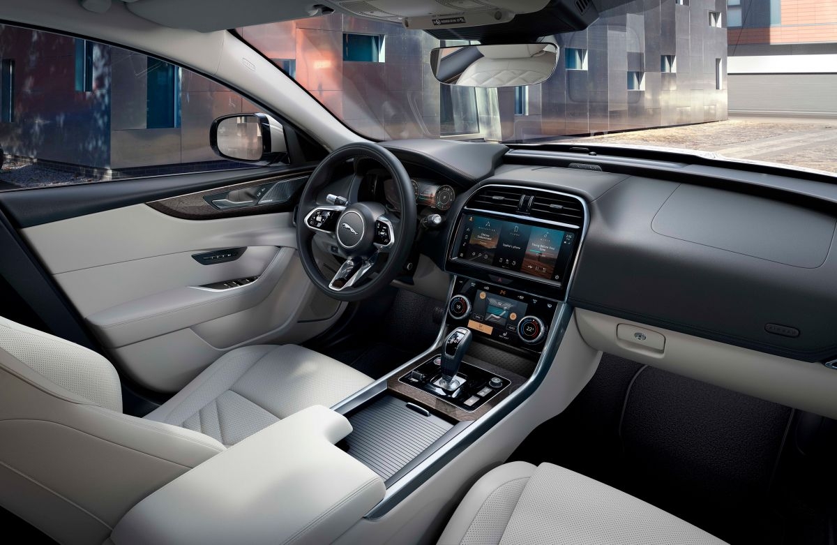 jaguar xe 2021 duoc nang cap dong co moi