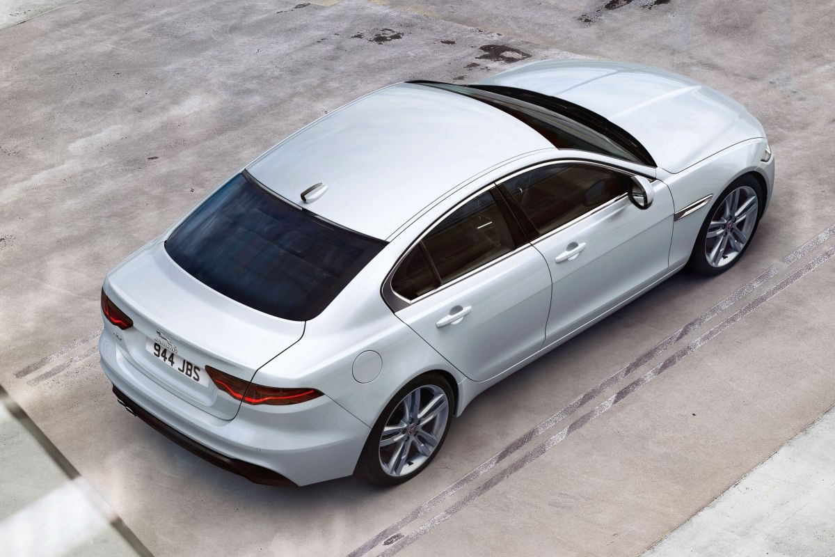 jaguar xe 2021 duoc nang cap dong co moi