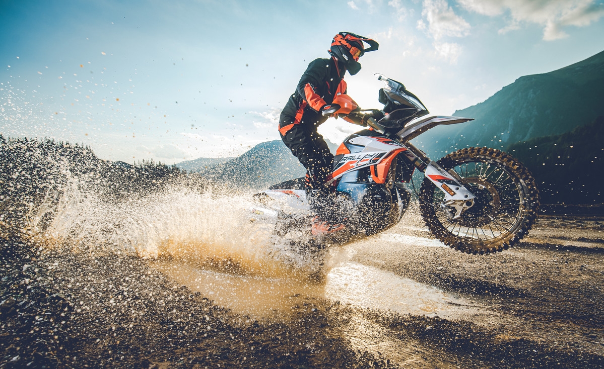 ktm trinh lang bo doi xe dia hinh hoan toan moi