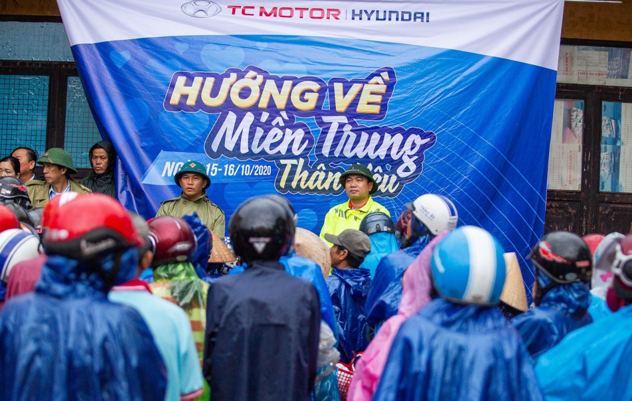 tc motor trao hon 4000 phan qua cho dong bao lu lut mien trung