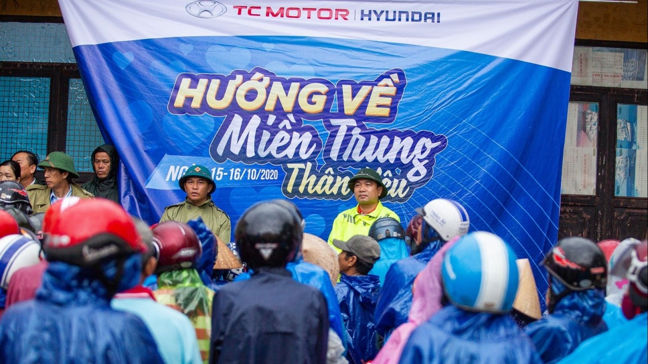 TC MOTOR trao hơn 4.000 phần quà cho đồng bào lũ lụt miền Trung