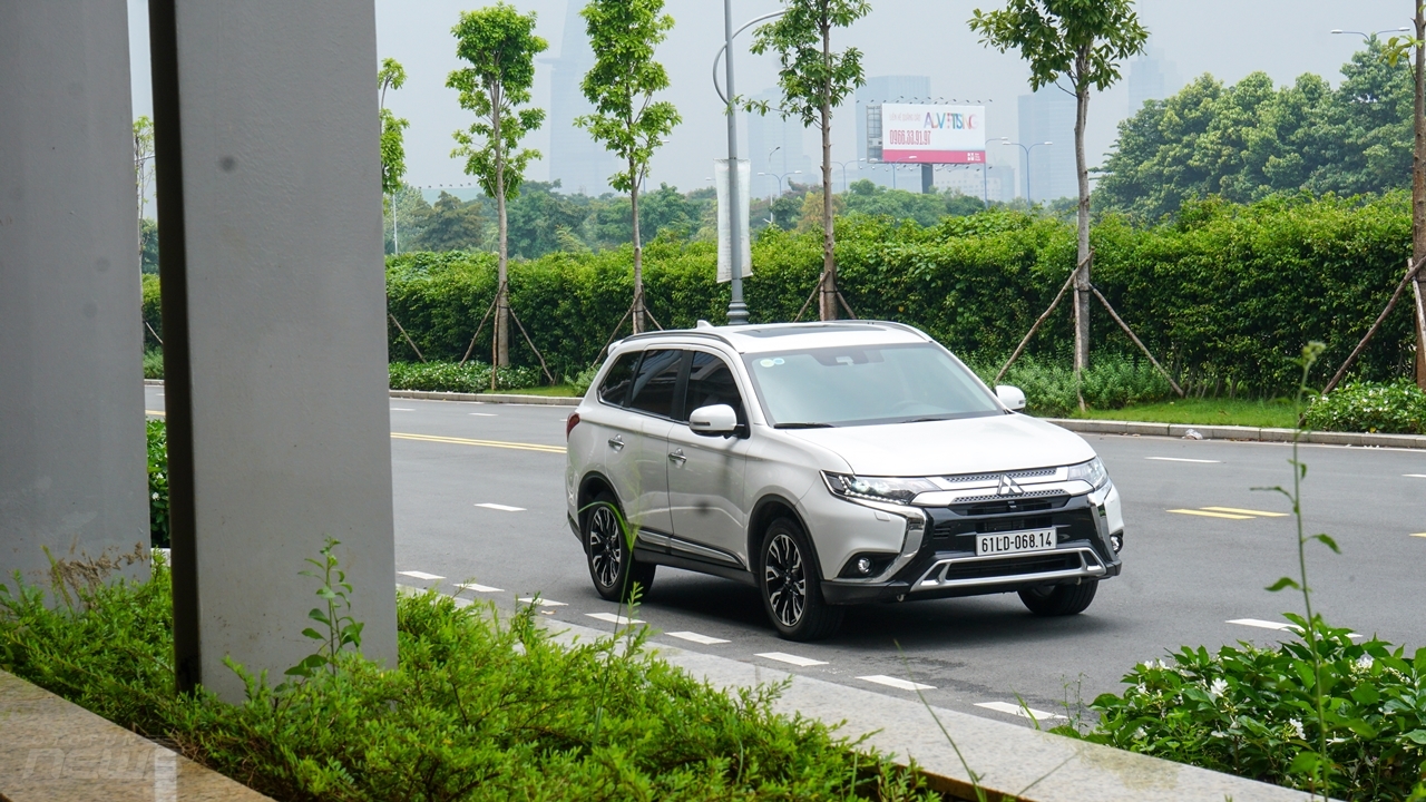 Đánh giá chi tiết Mitsubishi Outlander 2.4 CVT: Linh hoạt và thực dụng danh gia chi tiet mitsubishi outlander 24 cvt linh hoat va thuc dung