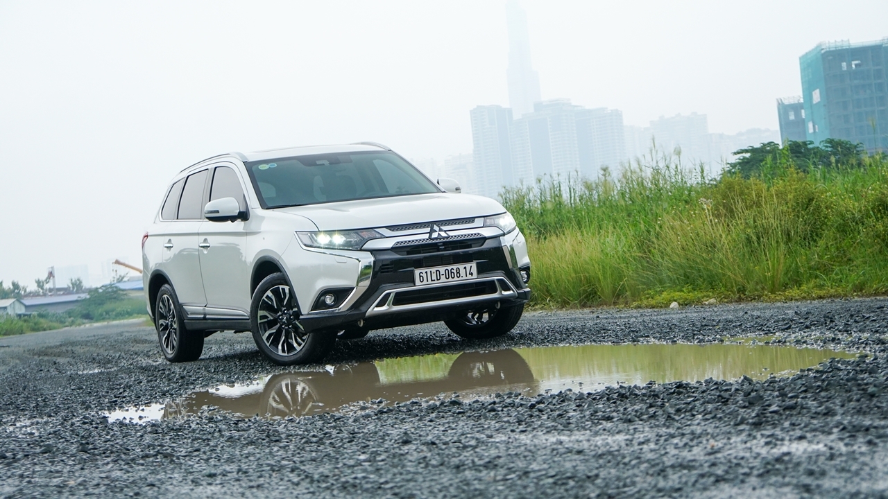 Đánh giá chi tiết Mitsubishi Outlander 2.4 CVT: Linh hoạt và thực dụng danh gia chi tiet mitsubishi outlander 24 cvt linh hoat va thuc dung