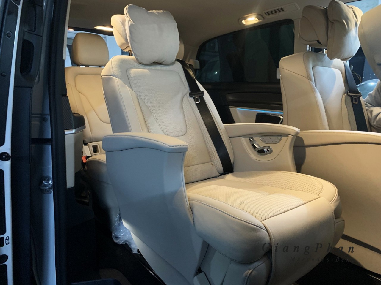 can canh xe gia dinh hang sang mercedes benz v250 amg