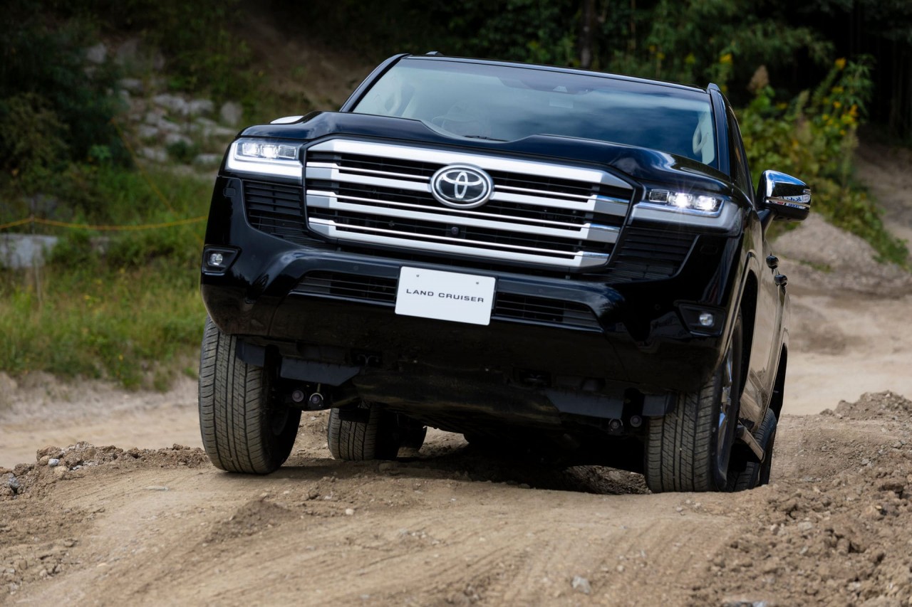 Toyota Land Cruiser 2022 thể hiện khả năng off-road qua bộ ảnh mới