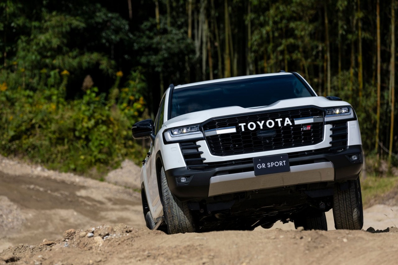 Toyota Land Cruiser 2022 thể hiện khả năng off-road qua bộ ảnh mới