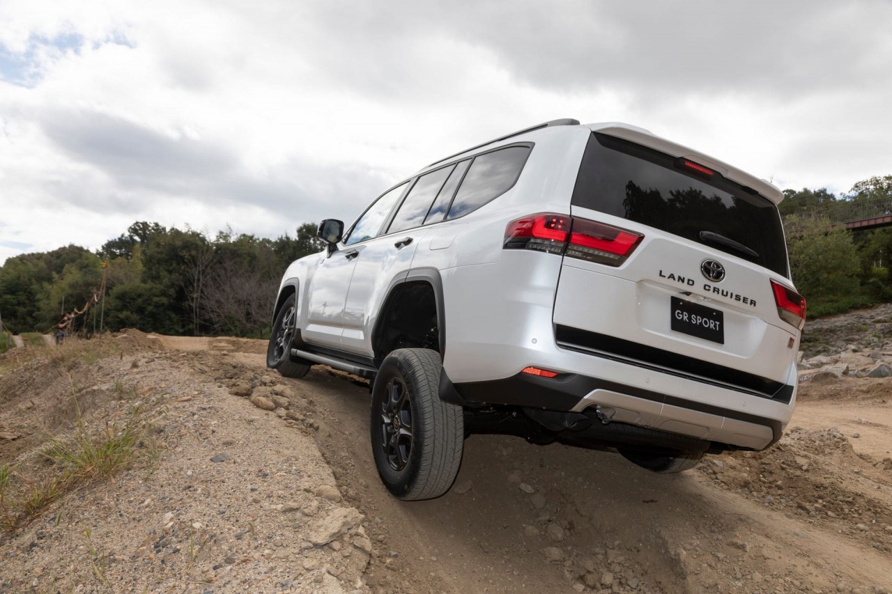 Toyota Land Cruiser 2022 thể hiện khả năng off-road qua bộ ảnh mới