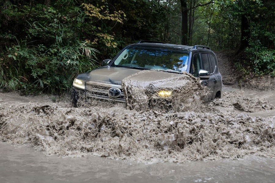 Toyota Land Cruiser 2022 thể hiện khả năng off-road qua bộ ảnh mới