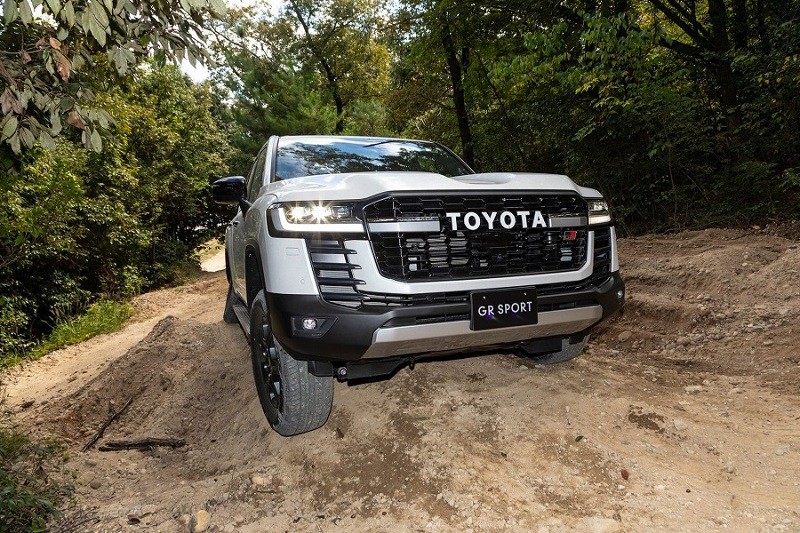 Toyota Land Cruiser 2022 thể hiện khả năng off-road qua bộ ảnh mới