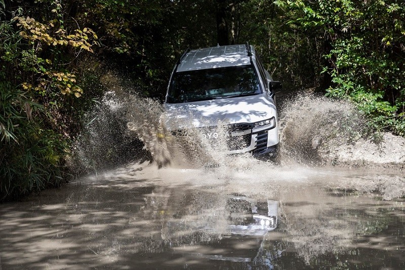 Toyota Land Cruiser 2022 thể hiện khả năng off-road qua bộ ảnh mới