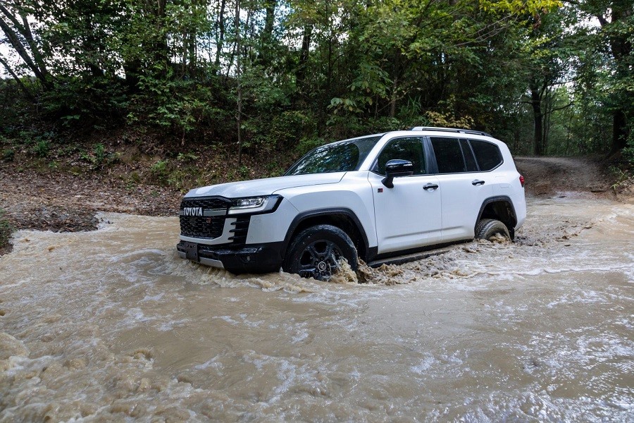 Toyota Land Cruiser 2022 thể hiện khả năng off-road qua bộ ảnh mới
