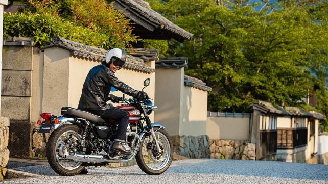 Kawasaki giới thiệu mô tô W800 2022 với kiểu dáng cổ điển Kawasaki giới thiệu mô tô W800 2022 với kiểu dáng cổ điển