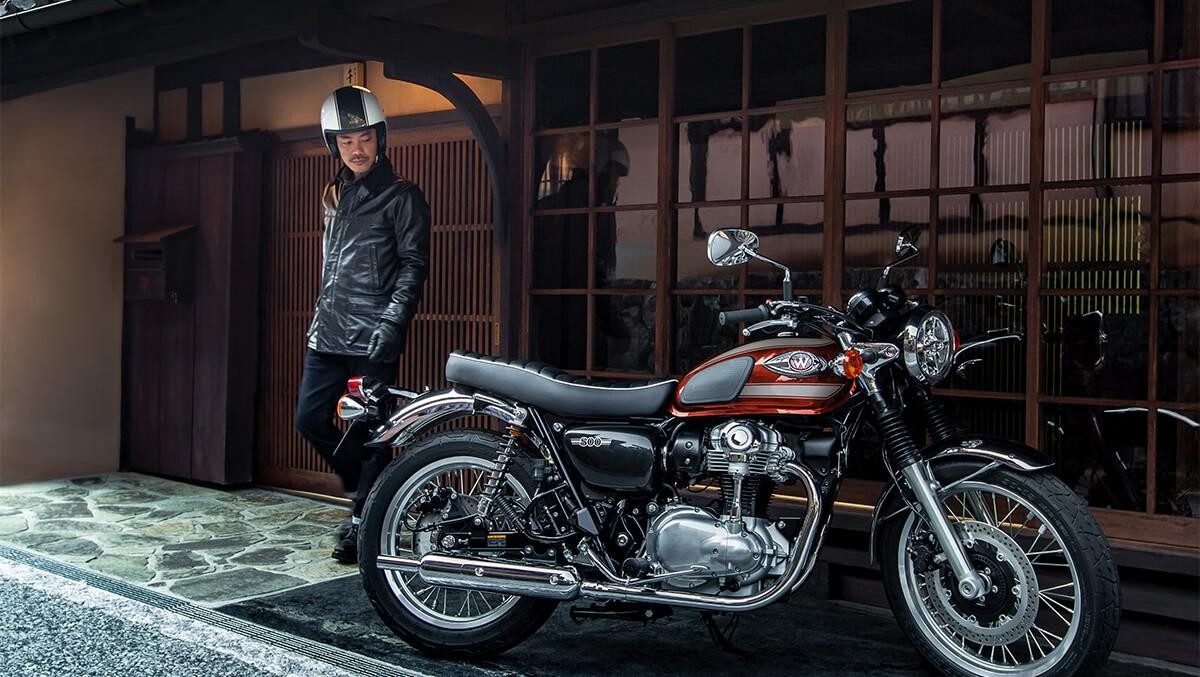 Kawasaki giới thiệu mô tô  W800 2022 với kiểu dáng cổ điển