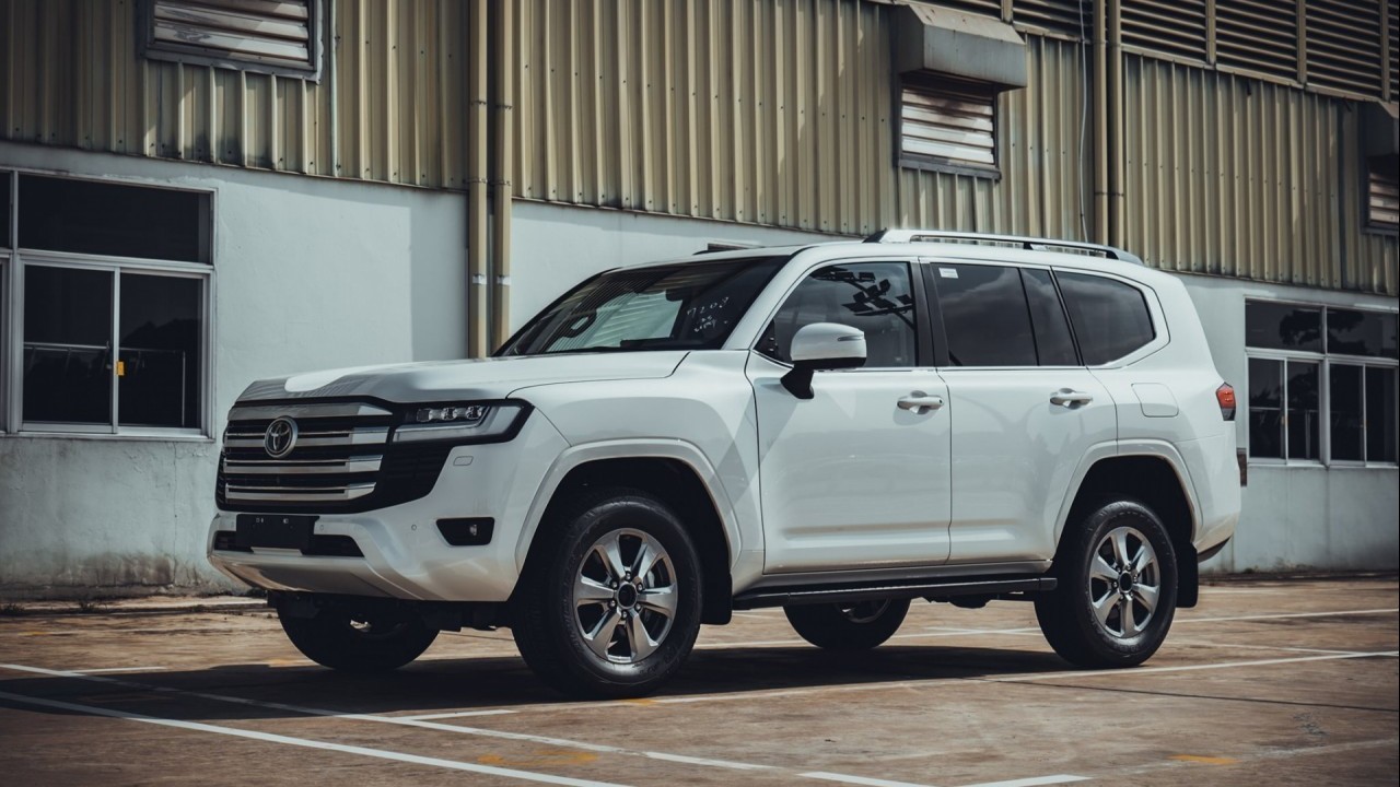 Toyota Land Cruiser 300 tăng giá bán thêm 96 triệu đồng