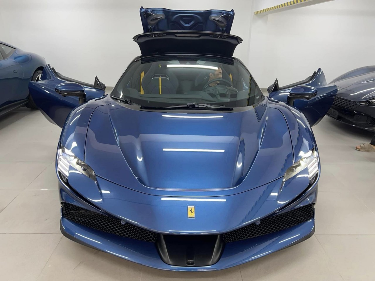 Siêu xe Ferrari SF90 Spider của Cường "Đô-la" về đến Việt Nam Siêu xe Ferrari SF90 Spider của Cường "Đô-la" về đến Việt Nam