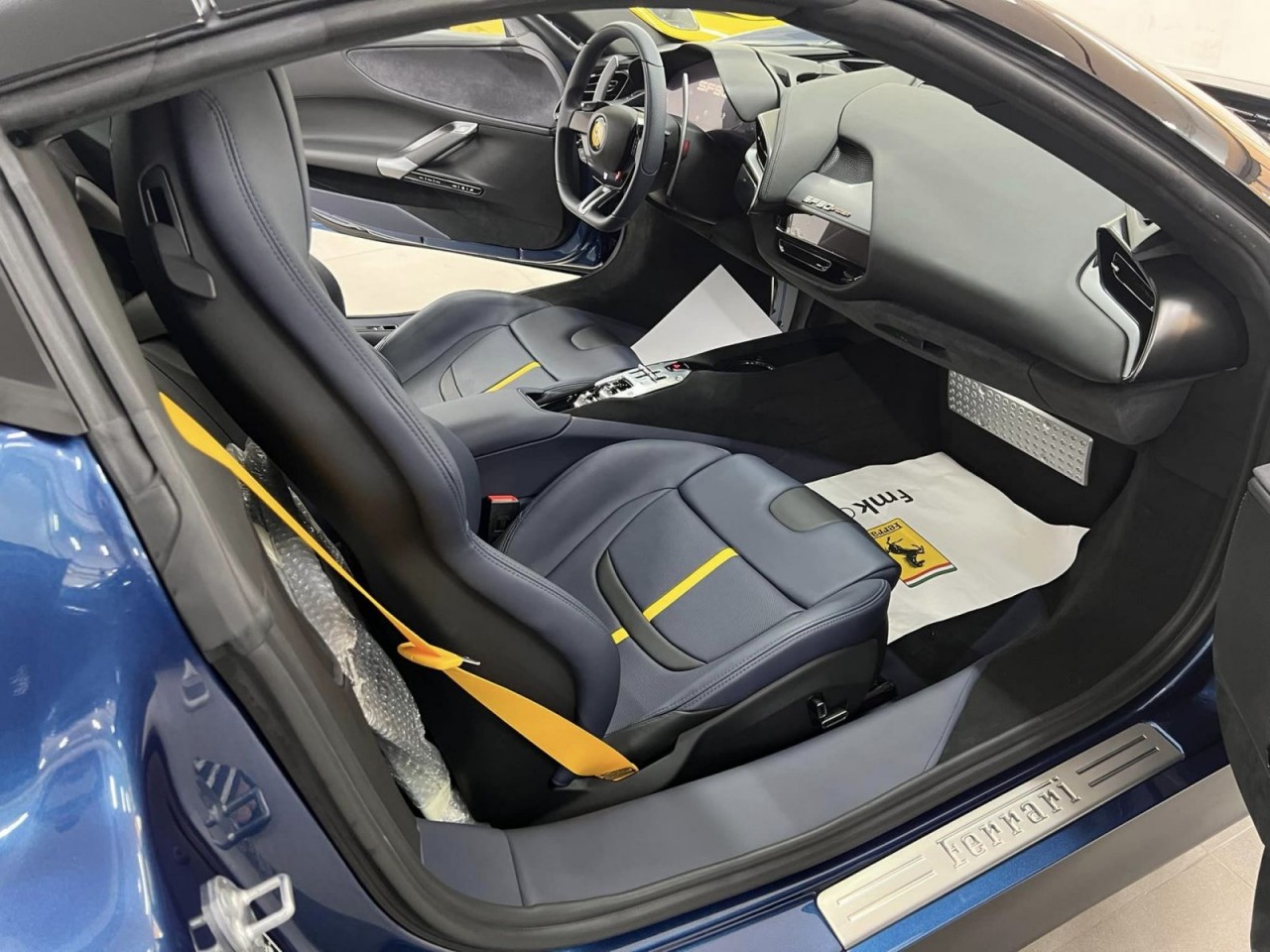 Siêu xe Ferrari SF90 Spider của Cường "Đô-la" về đến Việt Nam