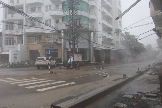 Đường phố ngổn ngang, nhà mất mái khi bão số 12 đổ bộ duong pho ngon ngang nha mat mai khi bao so 12 do bo