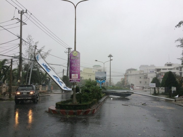 Đường phố ngổn ngang, nhà mất mái khi bão số 12 đổ bộ duong pho ngon ngang nha mat mai khi bao so 12 do bo