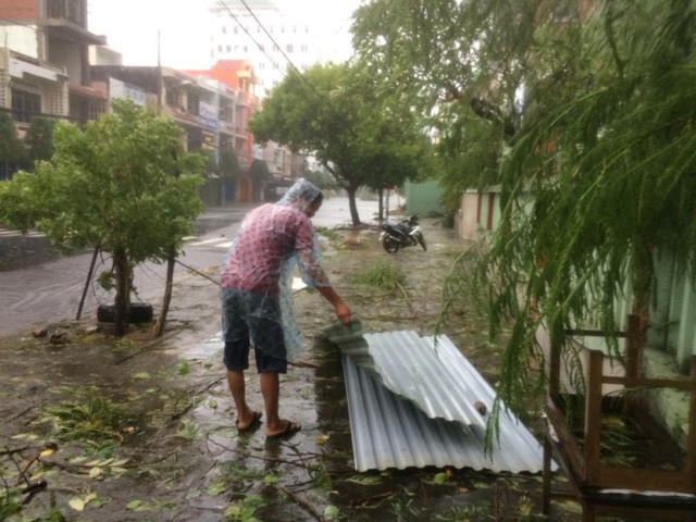 Đường phố ngổn ngang, nhà mất mái khi bão số 12 đổ bộ duong pho ngon ngang nha mat mai khi bao so 12 do bo