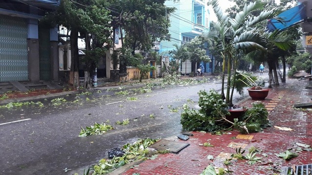Đường phố ngổn ngang, nhà mất mái khi bão số 12 đổ bộ duong pho ngon ngang nha mat mai khi bao so 12 do bo