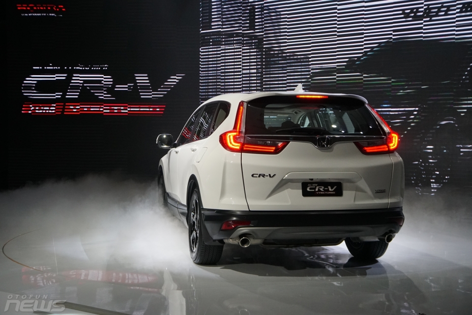 Honda CR-V 2018 sở hữu nhiều điểm mới đáng giá nhưng vẫn thiếu hệ dẫn động AWD honda cr v 2018 so huu nhieu diem moi dang gia nhung van thieu he dan dong awd