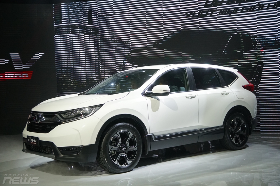 Honda CR-V 2018 sở hữu nhiều điểm mới đáng giá nhưng vẫn thiếu hệ dẫn động AWD honda cr v 2018 so huu nhieu diem moi dang gia nhung van thieu he dan dong awd