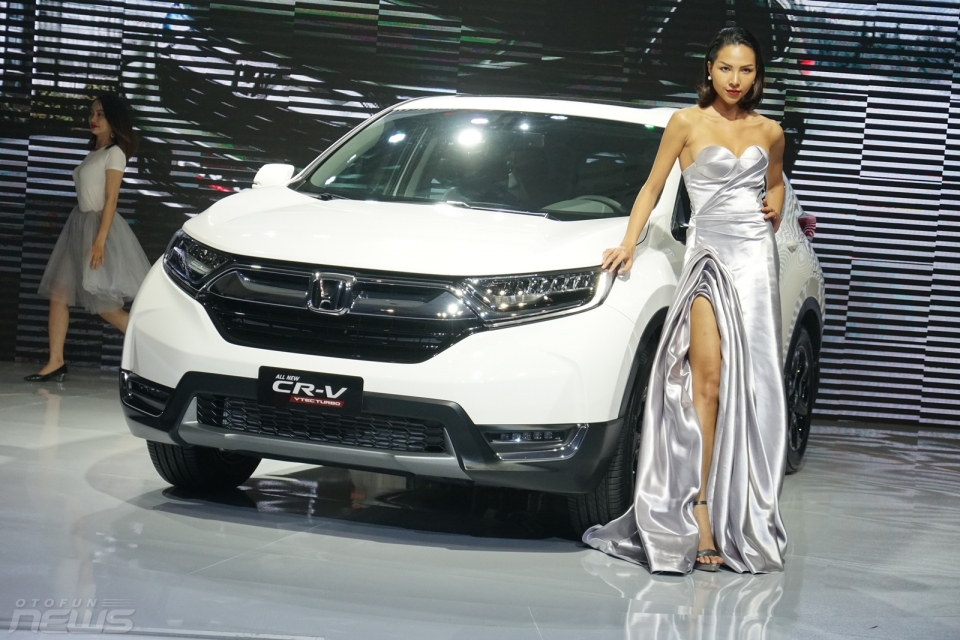 Honda CR-V 2018 sở hữu nhiều điểm mới đáng giá nhưng vẫn thiếu hệ dẫn động AWD honda cr v 2018 so huu nhieu diem moi dang gia nhung van thieu he dan dong awd