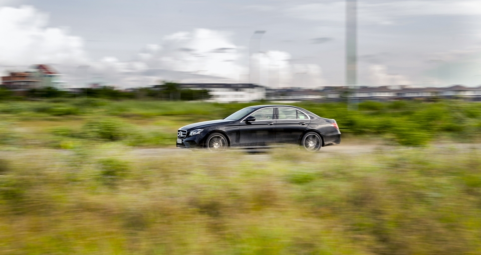 Trải nghiệm nhanh Mercedes-Benz E300 AMG với động cơ tăng áp 2.0L trai nghiem nhanh mercedes benz e300 amg voi dong co tang ap 20l