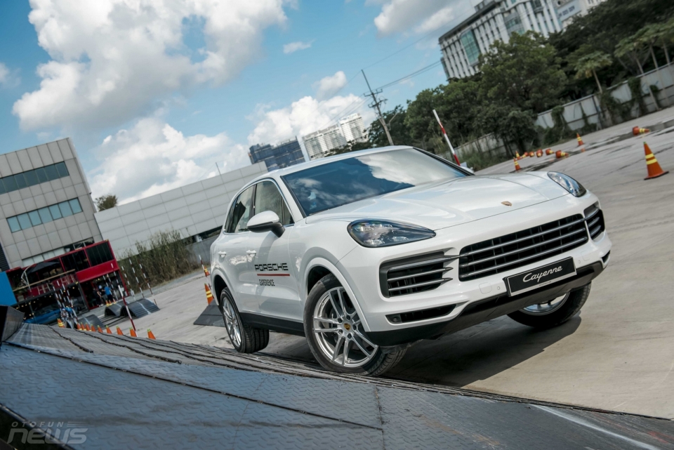 Porsche Cayenne bị triệu hồi tại Việt Nam vì lỗi hệ thống treo 3317-porsche-cayenne-off-road014