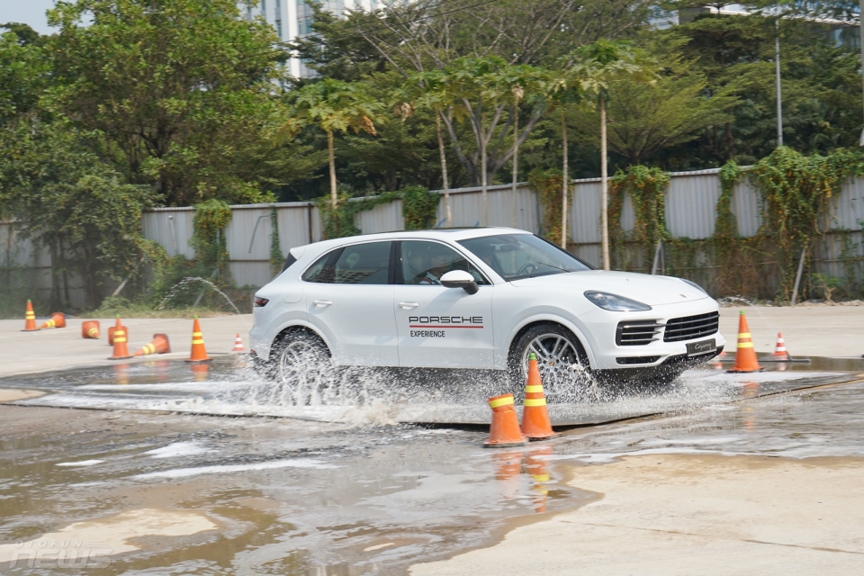 Porsche Cayenne cán mốc 1 triệu chiếc xuất xưởng 3307-porsche-cayenne-off-road010